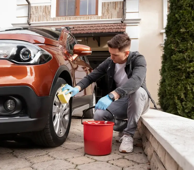 Lavage auto à domicile Saint-Laurent-de-Jourdes : professionnel intervenant sur un véhicule